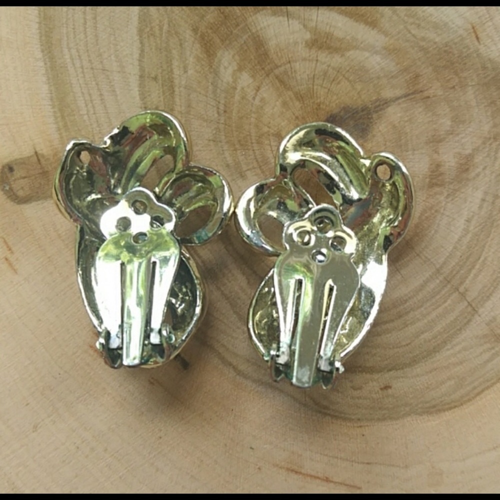 Vintage gold tone clip-on earrings - Picture 2 of 3